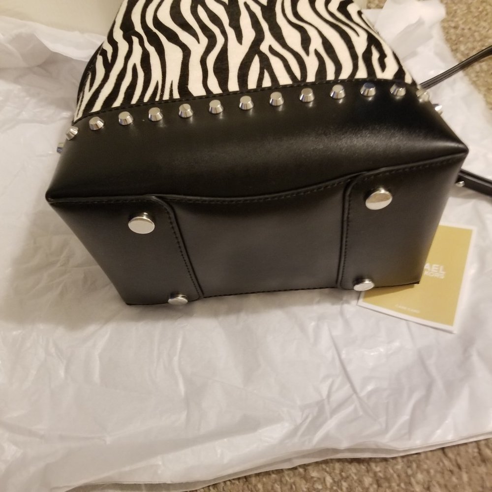 SAVED for firstdownkickNWT Authentic Michael Kors Small Drawstring Bucket Shldr - Picture 6 of 12